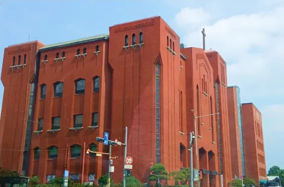 외벽 방수 시공을 마친 건물