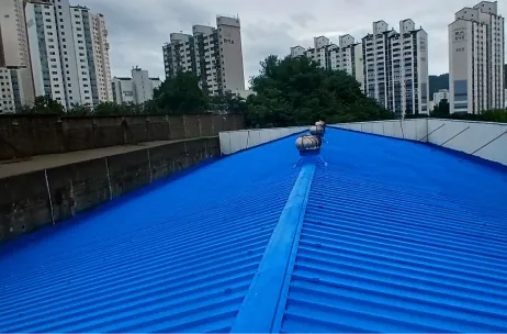 파란색 지붕 방수 시공을 마친 현장